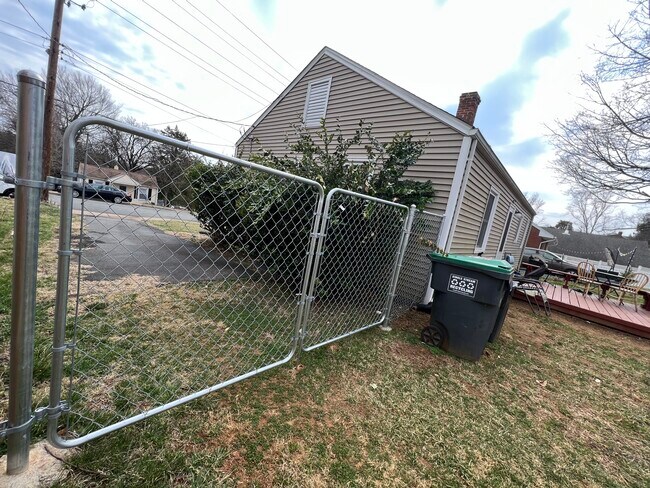 Foto del edificio - 1033 Saint Clair Ave