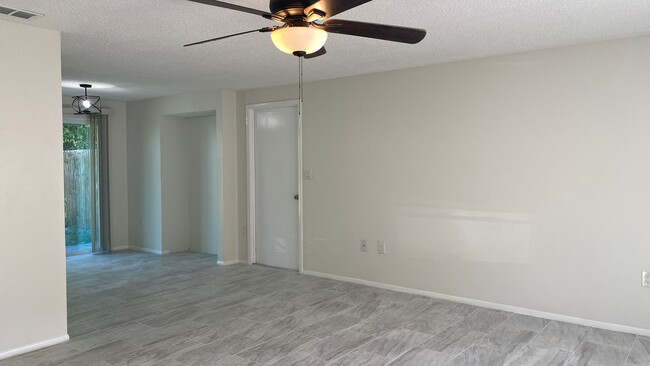 Building Photo - Spacious 3BR/2BA Duplex – Only 1st Month &...