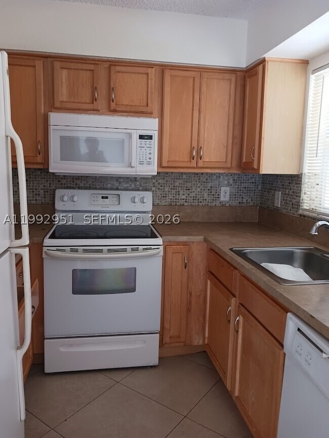 Foto del edificio - 7670 Westwood Dr