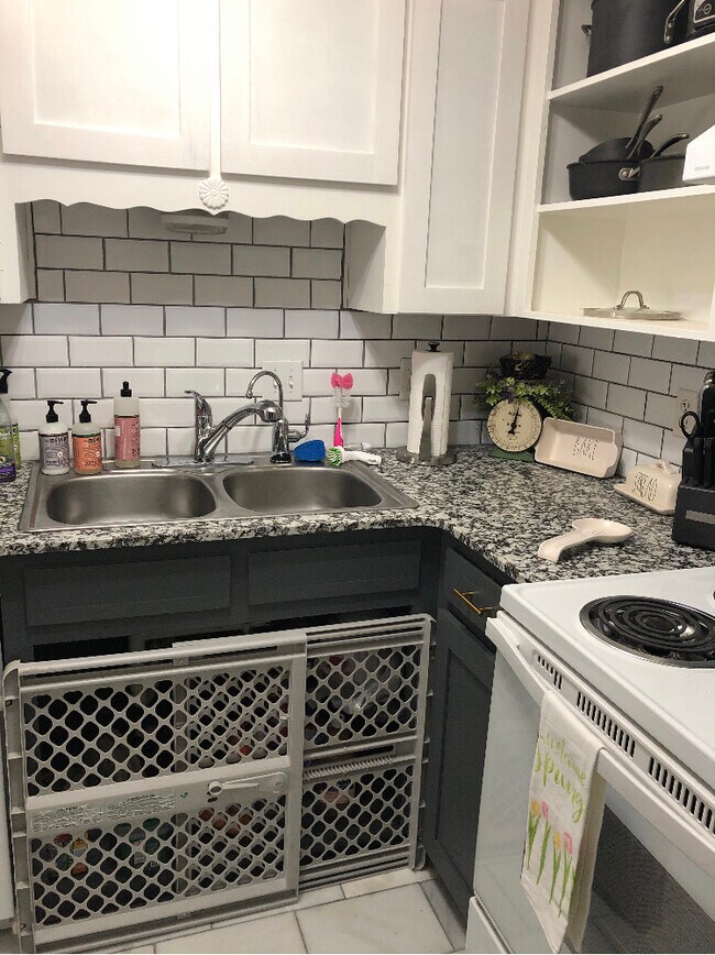 Cocina - 2102 Hinkle Ave