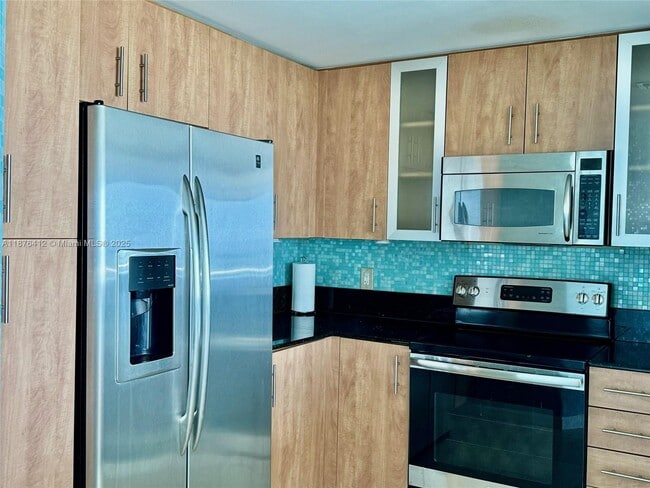 Foto del edificio - 7900 Harbor Island Dr