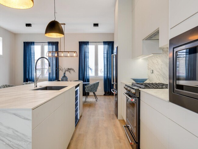 Foto del edificio - 4222 W Belmont Ave