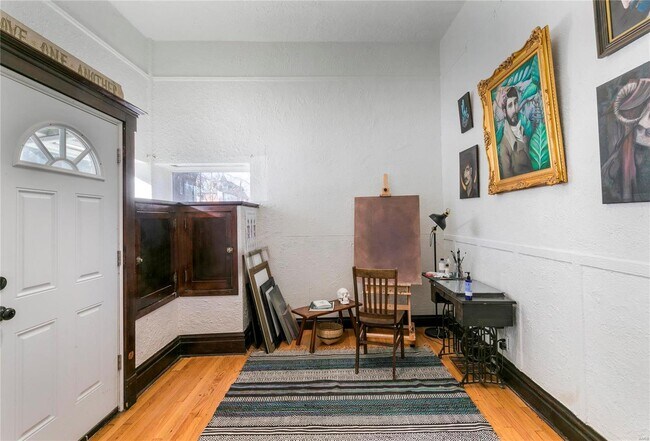 Entrance/Foyer. - 3314 California Ave