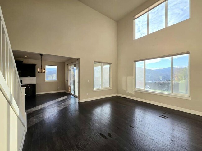 Foto del edificio - Large 3 bedroom, 3 bath newer build in sought after East Wenatchee neighborhood!