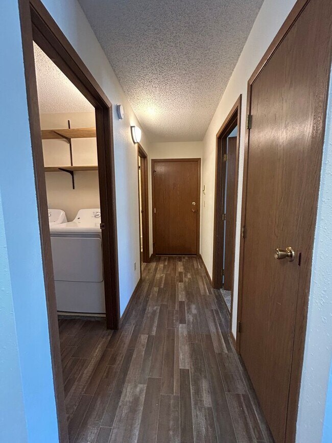 Foto del edificio - Comfortable 2x2 with Garage + In-Unit Laundry