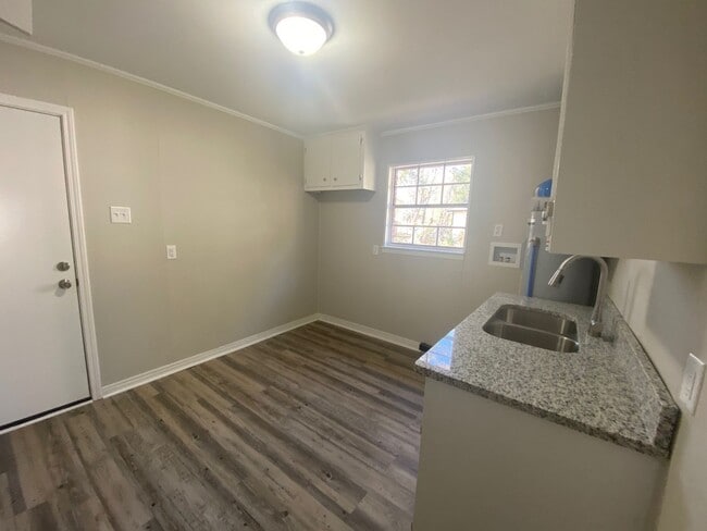Building Photo - Renovated 1 Bedroom 1 Bath DUPLEX!