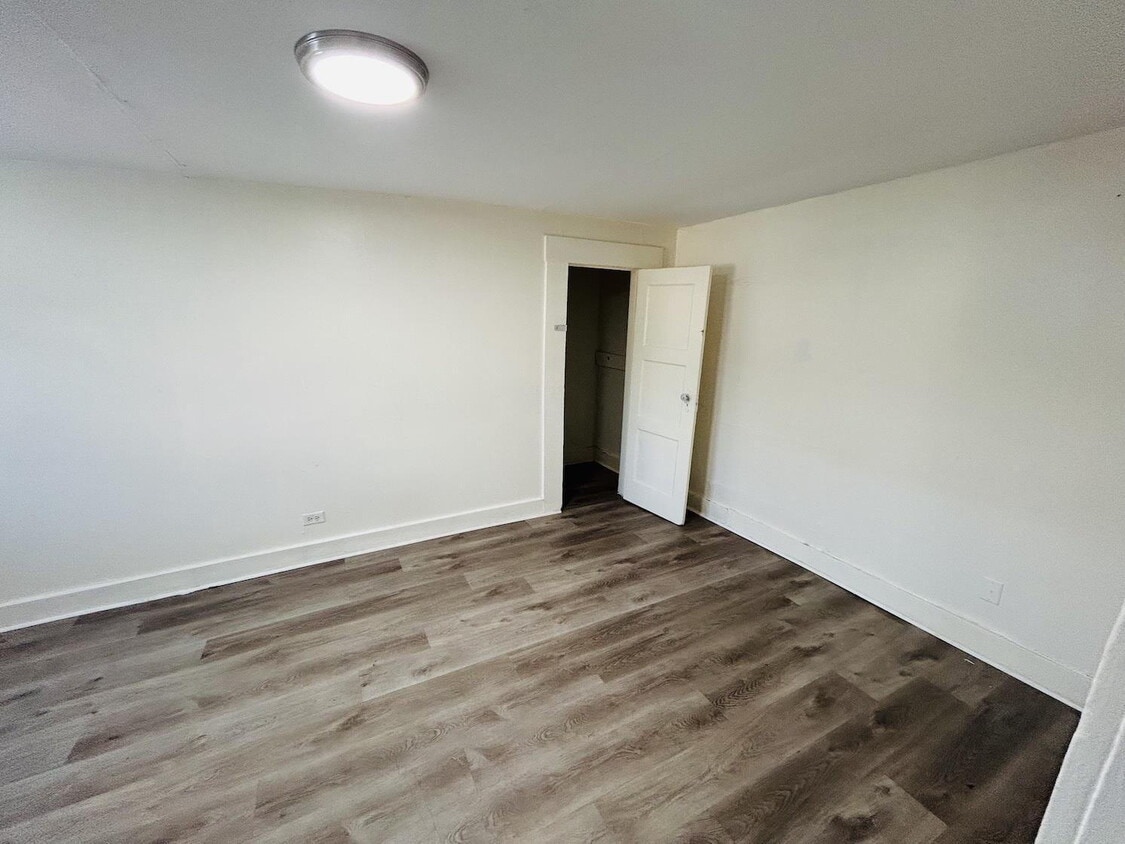 Building Photo - 1 Bed/1 Bath Duplex Home Available