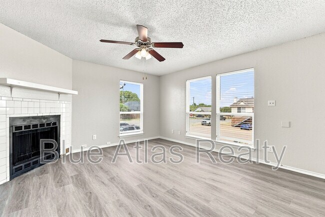 Foto del edificio - 8133 Foxfire Ln