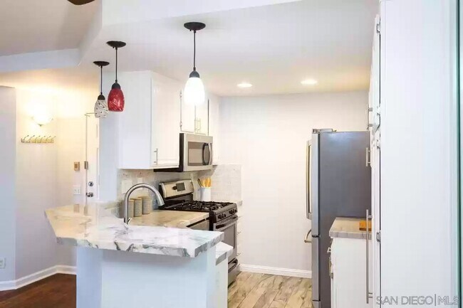 Building Photo - 3 Bed, 2 Bath Condo available in Scripps R...