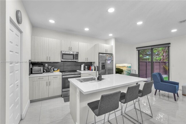 Building Photo - 15850 NW 91st Ct
