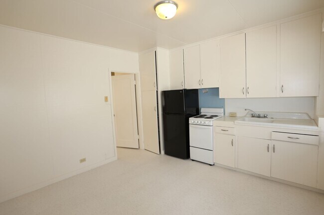 Building Photo - McCully - 1 Bdrm/1 Bath/1 Prkg - $1,300