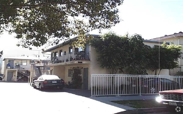 Foto del edificio - 220 W Tujunga Ave