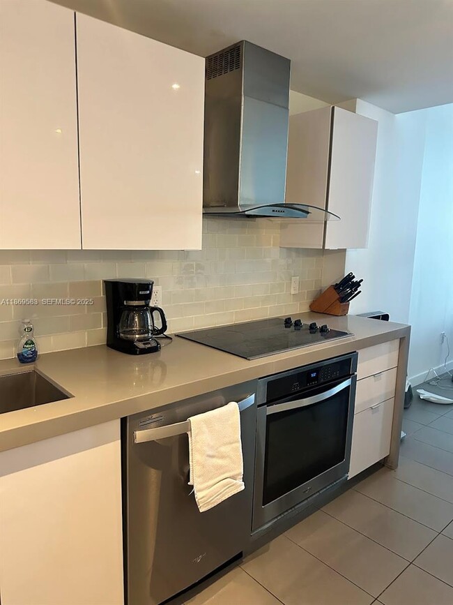 Building Photo - 1600 NE 1st Ave