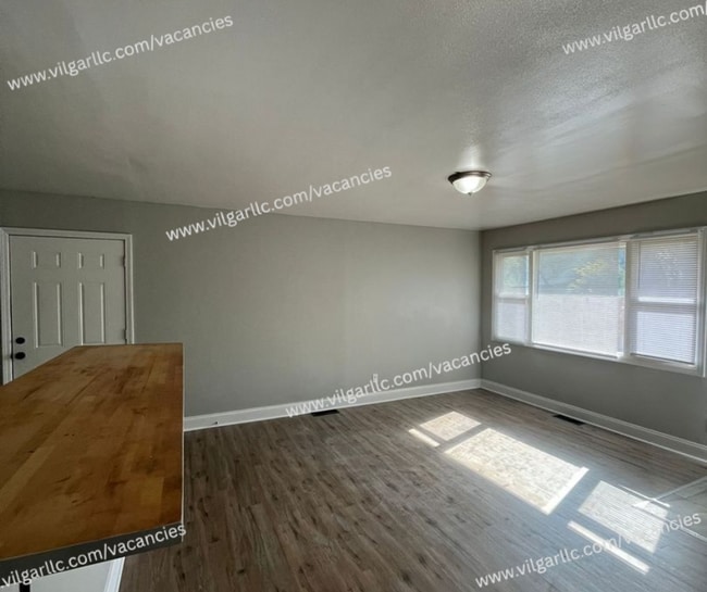 Building Photo - 3 spacious bedrooms, 1 updated bathroom ho...