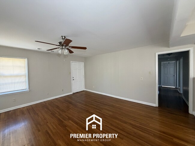 Foto del edificio - Charming 3BR Home in 38117- Hardwood Floors & Fenced Backyard