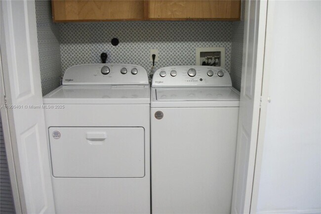 Foto del edificio - 9307 NW 121st St