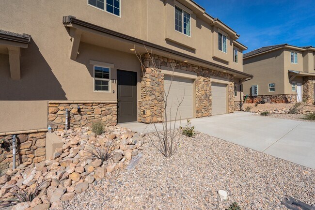 Foto del edificio - Comfortable Townhome Living with Pool Access