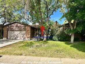 Building Photo - 128 Country Club Dr