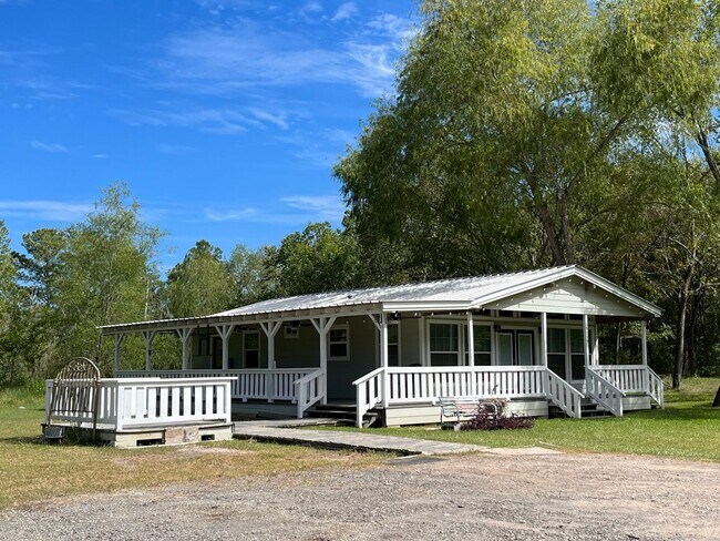 Building Photo - Country Living Rustic 2 bedroom, 2 bath ho...