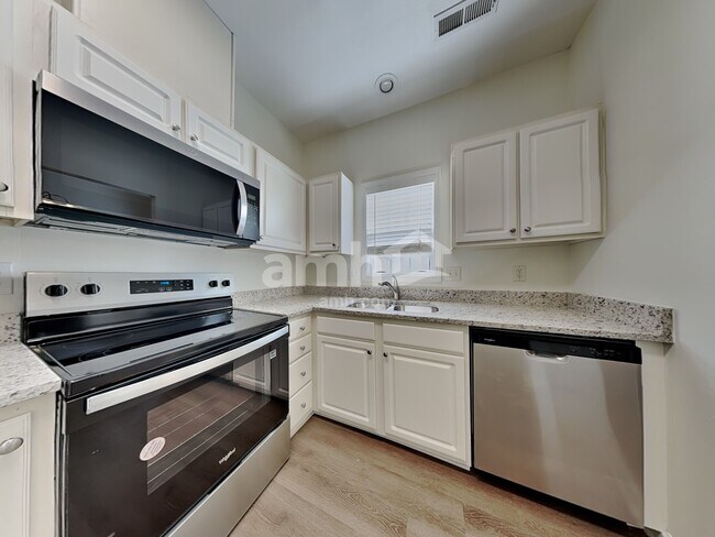 Foto del edificio - 121 Cameron Way Cir