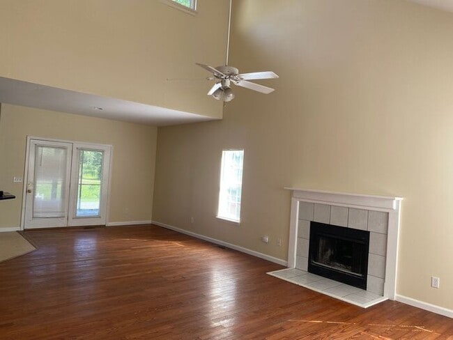 Foto del edificio - Students Welcome! 4BR home, Open layout, l...