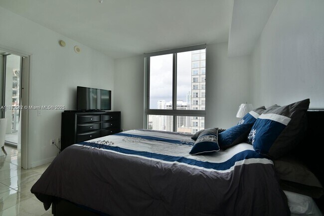 Building Photo - 300 S Biscayne Blvd