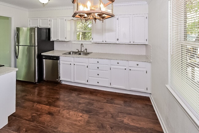 Foto del edificio - 1401 Jennifer Dr