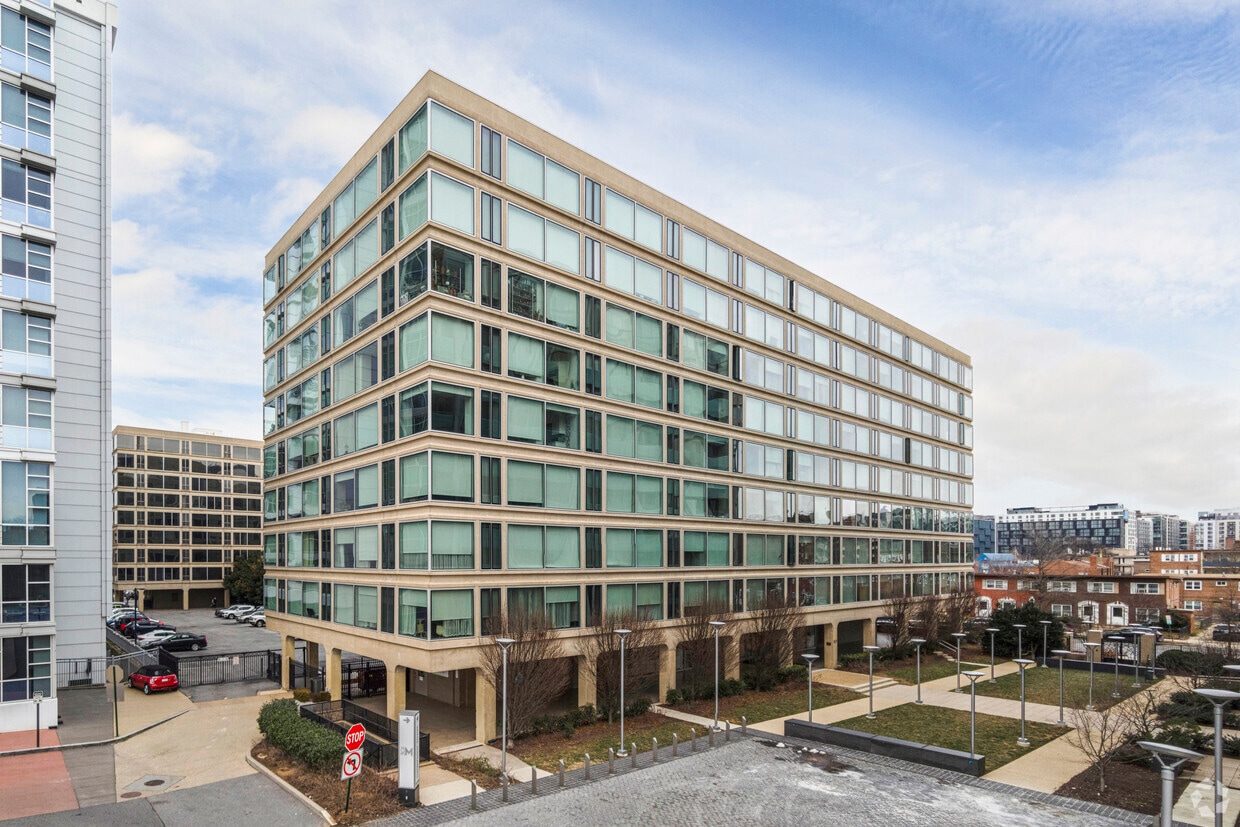 Primary Photo - Waterfront Tower