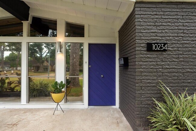 Foto del edificio - 10234 Hazelhurst Dr