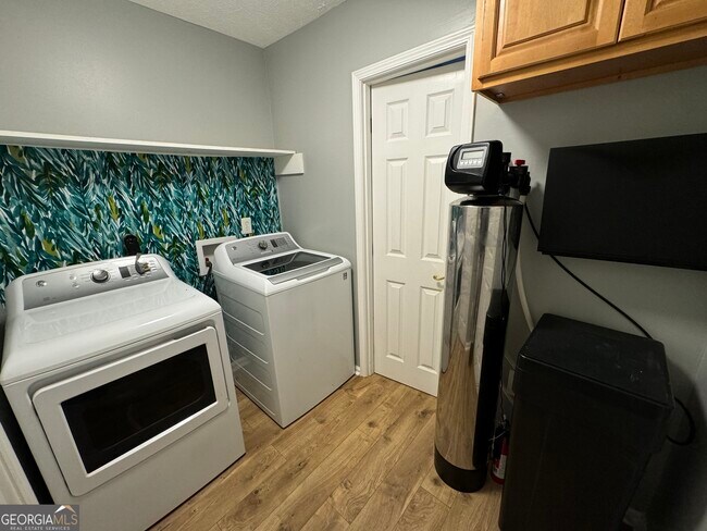 Building Photo - 5883 Brookside Dr SE