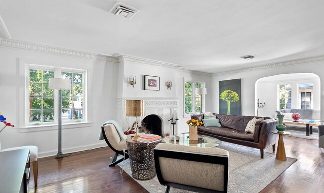 Foto del edificio - 1220 W 62nd St