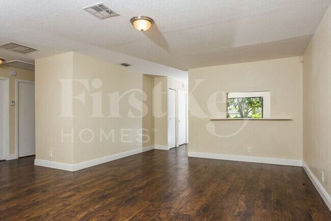 Foto del edificio - 5927 Ithaca Cir W