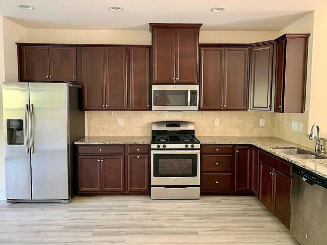 Building Photo - Room in Townhome on Suffield Way
