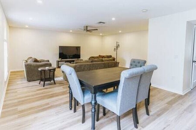 Building Photo - 25 Prince John Ln