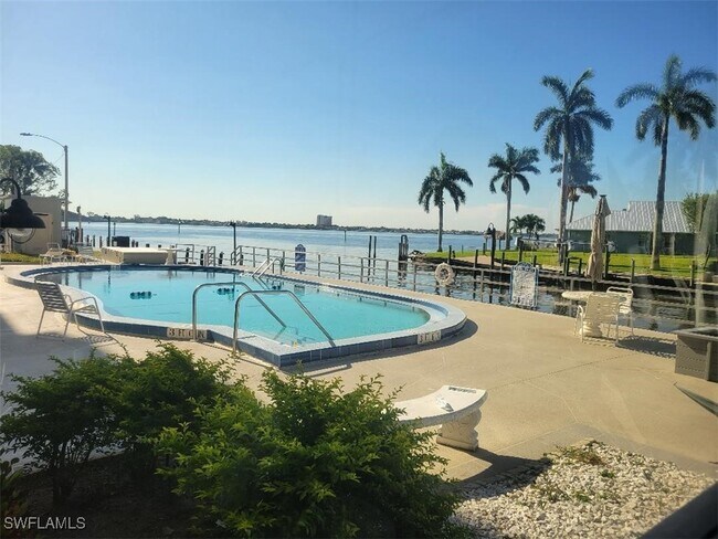 Foto del edificio - 1766 Cape Coral Pkwy E