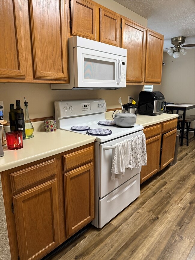 Foto del edificio - 2920 Thistledown Dr