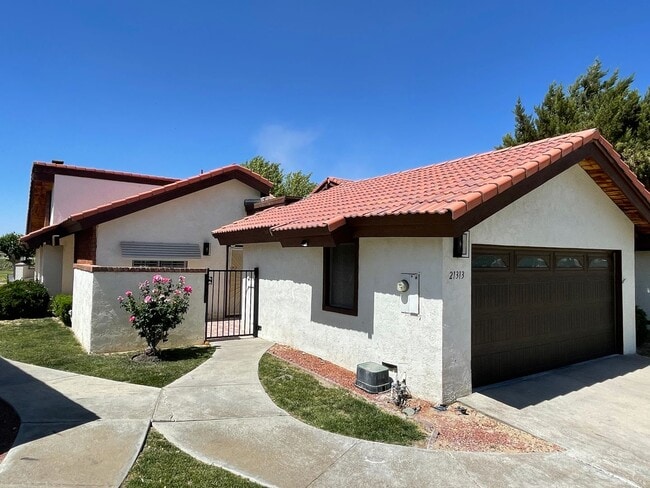 Building Photo - COMING SOON, Fully Furnished Desert Gem!