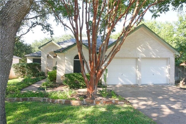 Building Photo - 2511 Goldfinch Dr