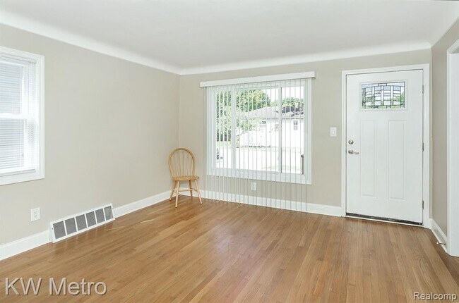 Building Photo - 2222 E Farnum Ave