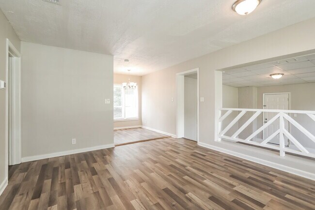 Foto del edificio - 6511 Burgundy Rd S