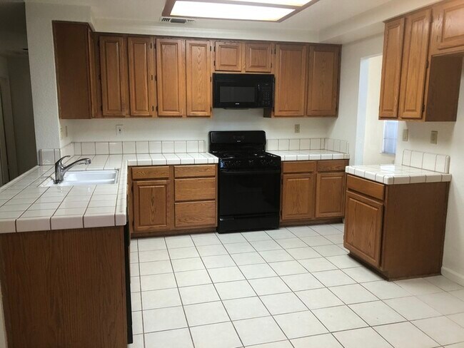 Foto del edificio - SPACIOUS 5 bed 3 full bath home in Rocklin