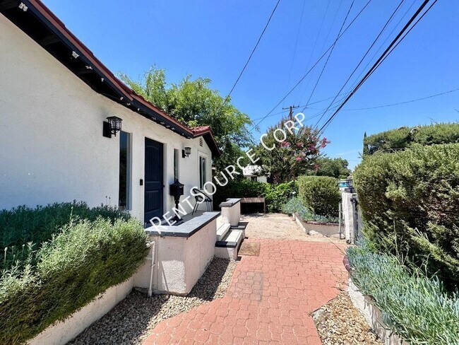 Foto del edificio - Single Story Updated Home on Corner Lot in...
