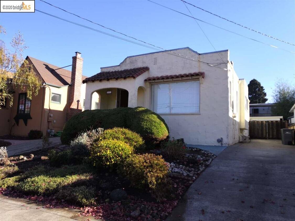 Primary Photo - 823 Santa Fe Ave