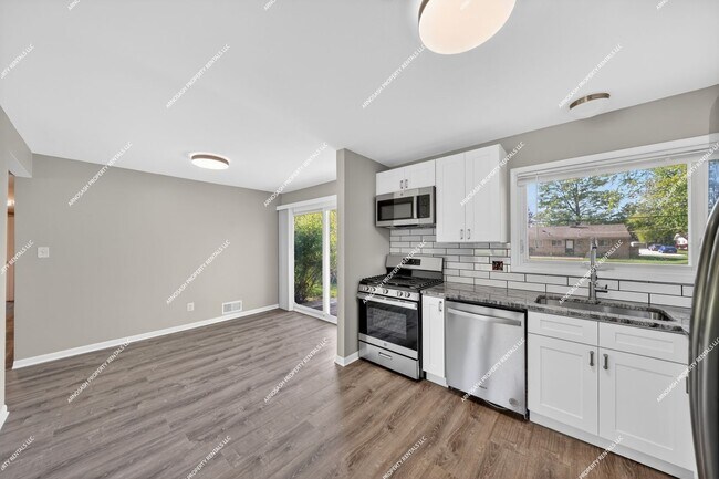 Foto del edificio - Rare Rental Opportunity! Fully Renovated 3-bedroom, 2-bath Brick Ranch in Farmington Hills!