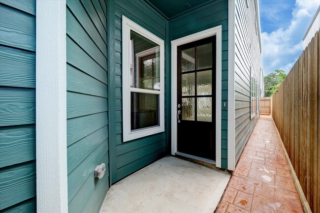Building Photo - 945 Wakefield Dr