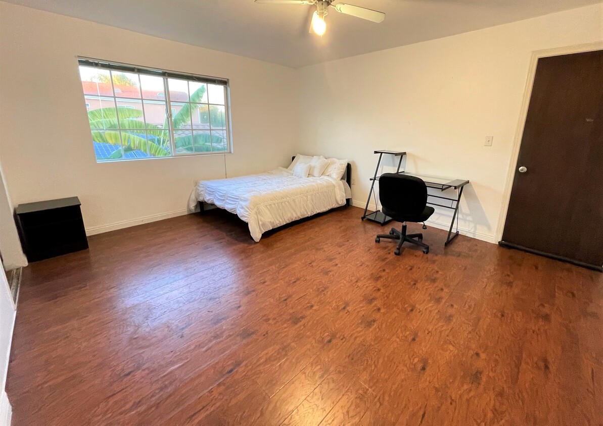 Large Room - 3019 S Budlong Ave