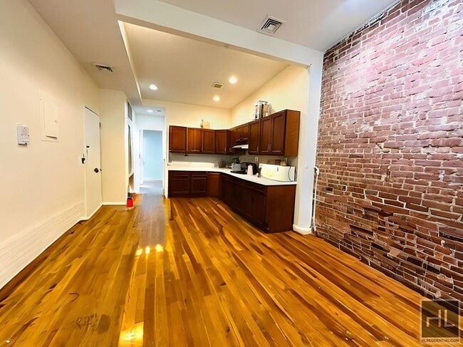 Building Photo - Floor Through 4 Bed/1.5 Bath Penthouse in ...