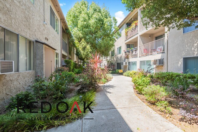 Foto del edificio - ~1 Month FREE~ Outstanding and Stylish One...