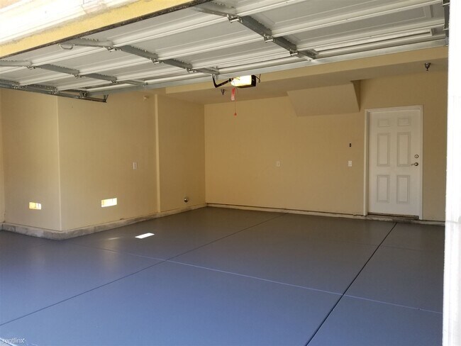 Building Photo - 3 br, 2.5 bath Townhome - 122 North Avenue...