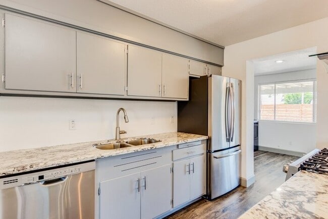 Building Photo - 1637 W Cinnabar Ave